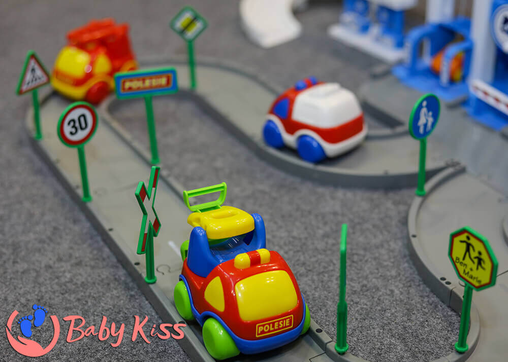 Xe mô hình đồ chơi cho trẻ 2 tuổi xe Polesie