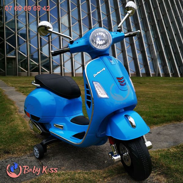 xe máy điện trẻ em VESPA màu xanh